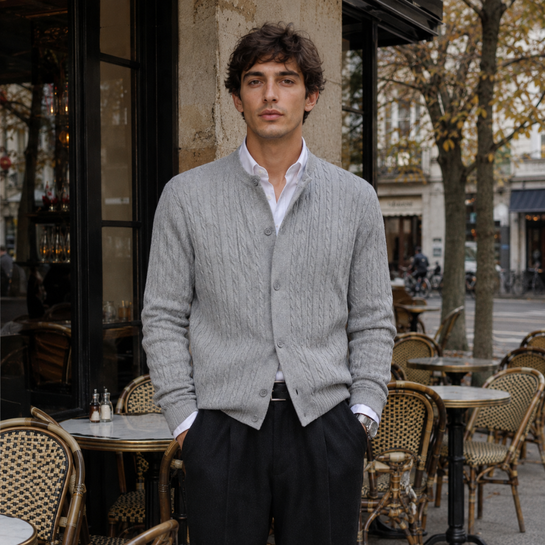 Vue de face du cardigan homme gris torsadé, col montant et rangée de boutons