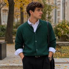 Cardigan homme vert foncé en maille torsadée, boutonné sur une chemise blanche