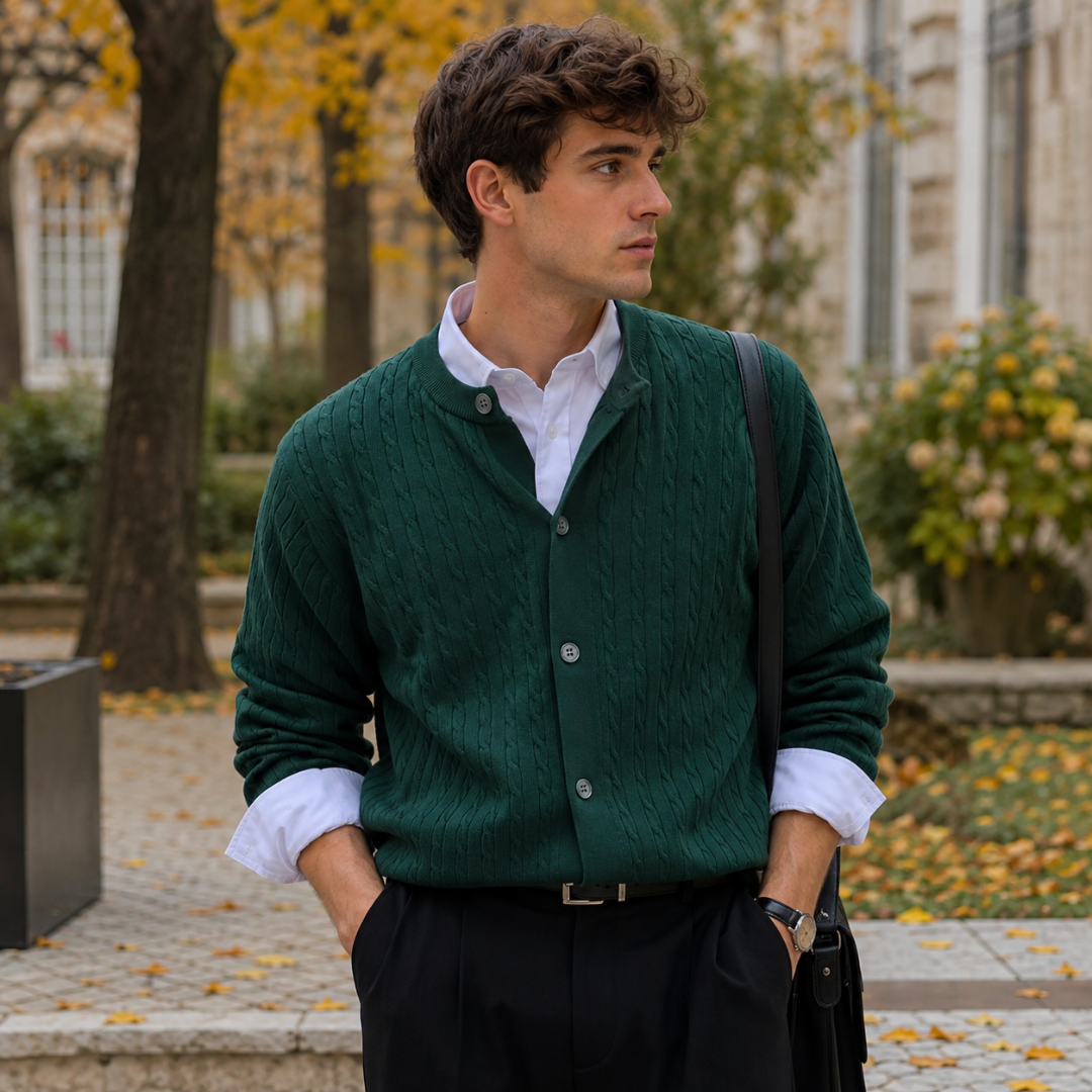 Cardigan homme vert foncé en maille torsadée, boutonné sur une chemise blanche