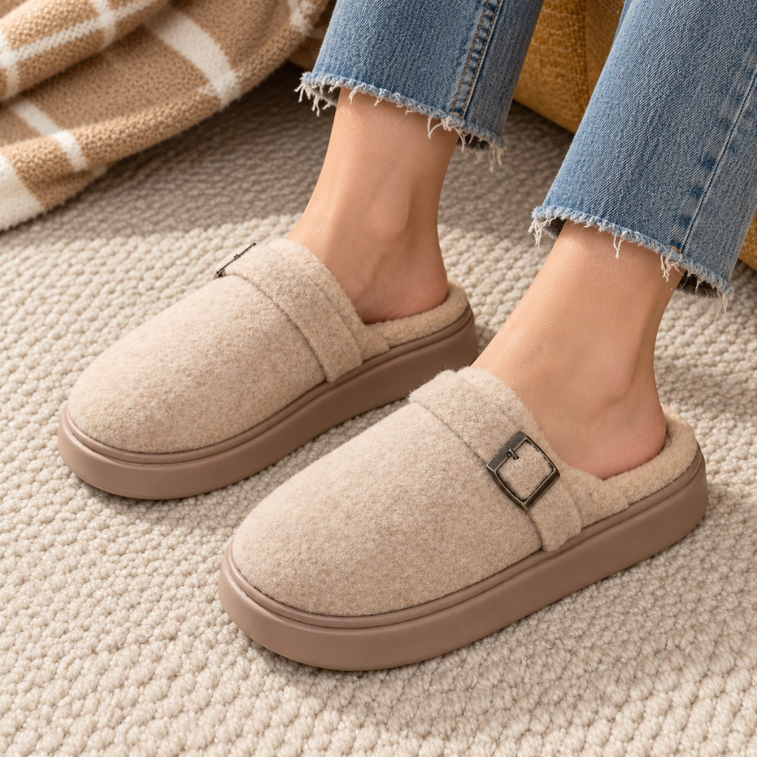 Chaussons femme beige portés, bride à boucle métallique et semelle plateforme