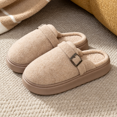 Paire de chaussons beige à talon ouvert et boucle carrée sur la bride
