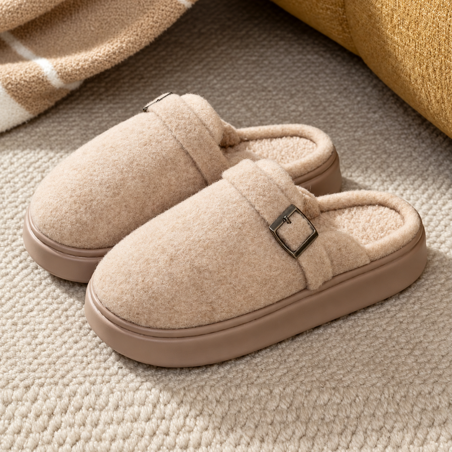 Paire de chaussons beige à talon ouvert et boucle carrée sur la bride