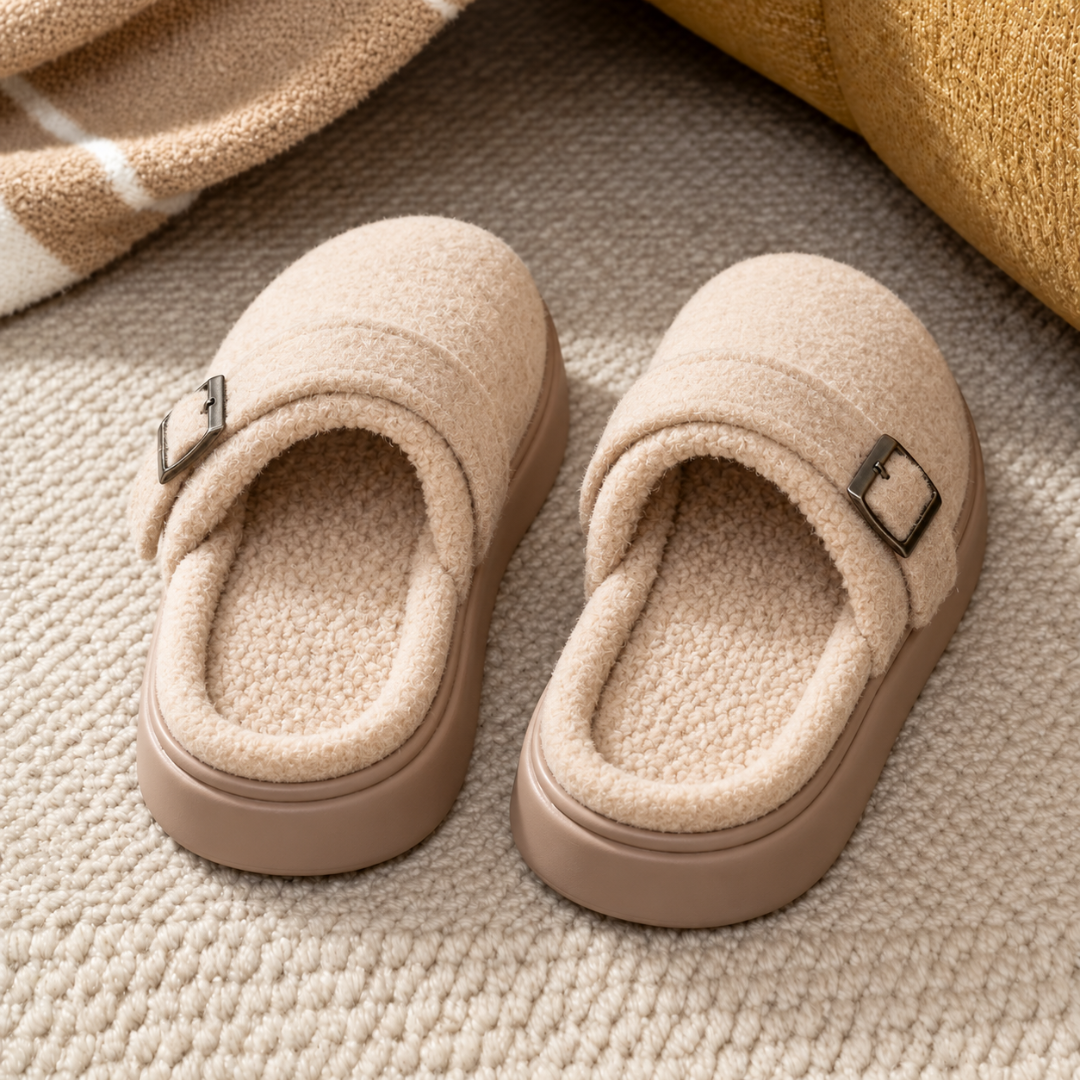 Chaussons femme beige vus de dessus, intérieur aspect peluche et bords larges