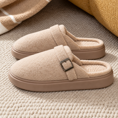Chaussons beige de profil, boucle métallique et semelle plateforme ton sur ton