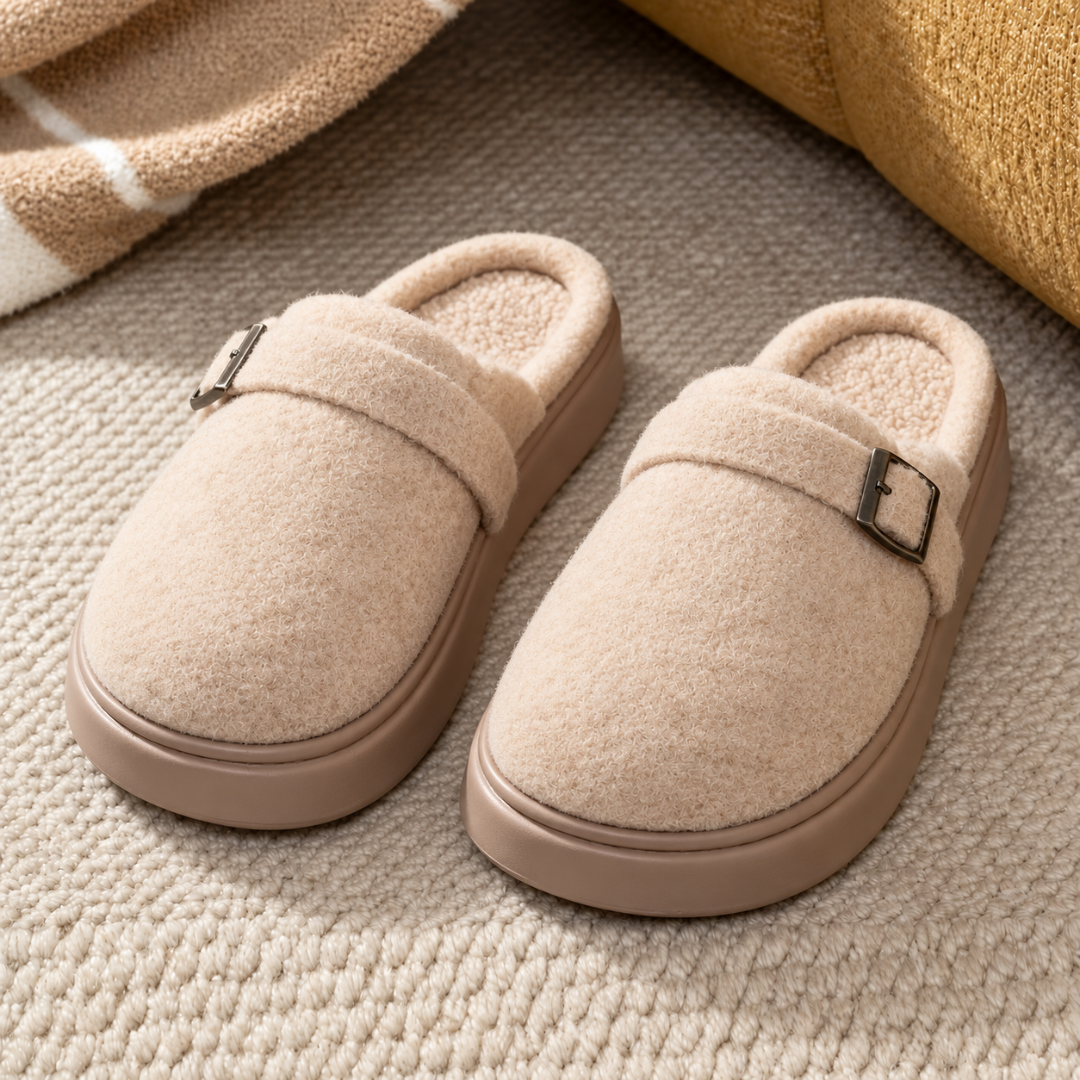 Chaussons femme beige à bout rond fermé posés sur un tapis clair
