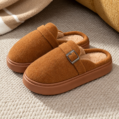 Chaussons femme marron à bride boucle et intérieur clair aspect peluche