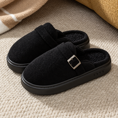 Chaussons femme noirs avec boucle métallique argentée et semelle plateforme noire