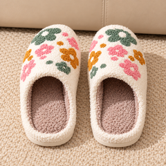 Paire de chaussons femme fleuris vue de face avec intérieur contrasté rosé