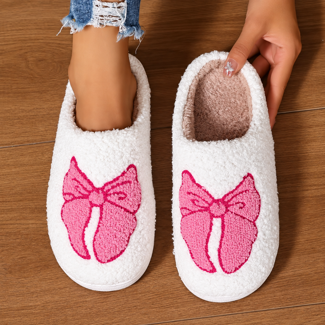 Chaussons femme blancs à grand nœud rose brodé, dos ouvert et semelle plate