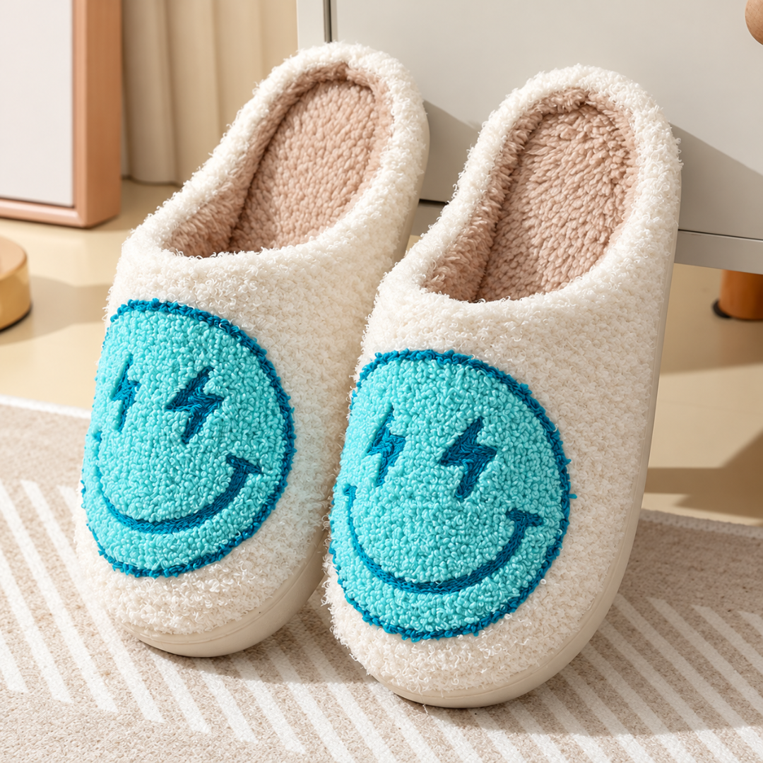 Chaussons femme crème avec grand smiley bleu clair aux yeux éclair