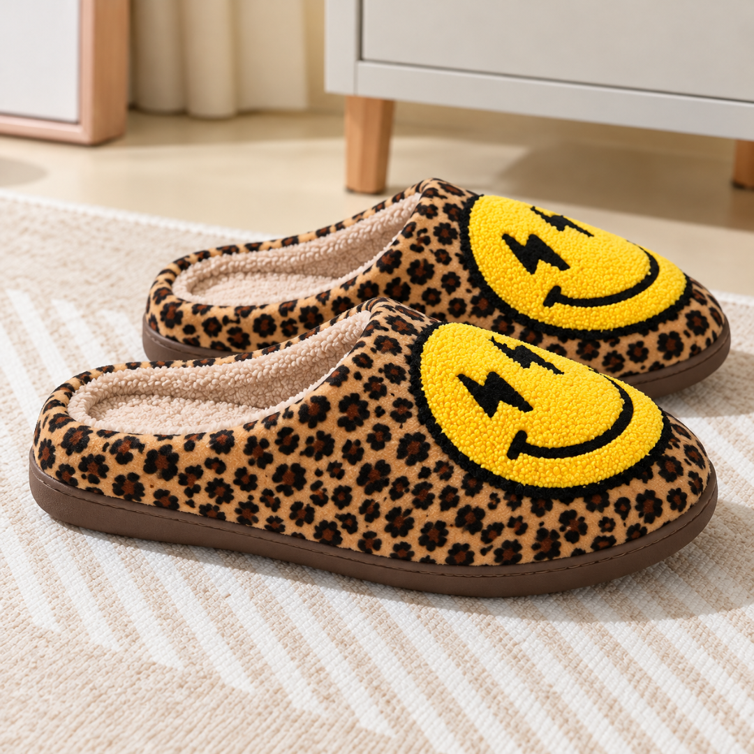 Chaussons femme léopard de profil, talon ouvert et semelle plateforme contrastée