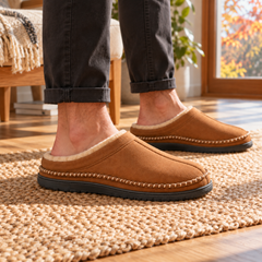 Chaussons homme brun vus de côté, semelle noire crantée et col douillet