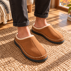 Chaussons homme brun en plongée, couture centrale et surpiqûres contrastées visibles