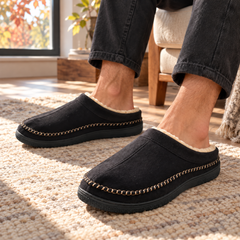 Chaussons homme noir à talon ouvert, surpiqûres beiges et doublure chaude écrue