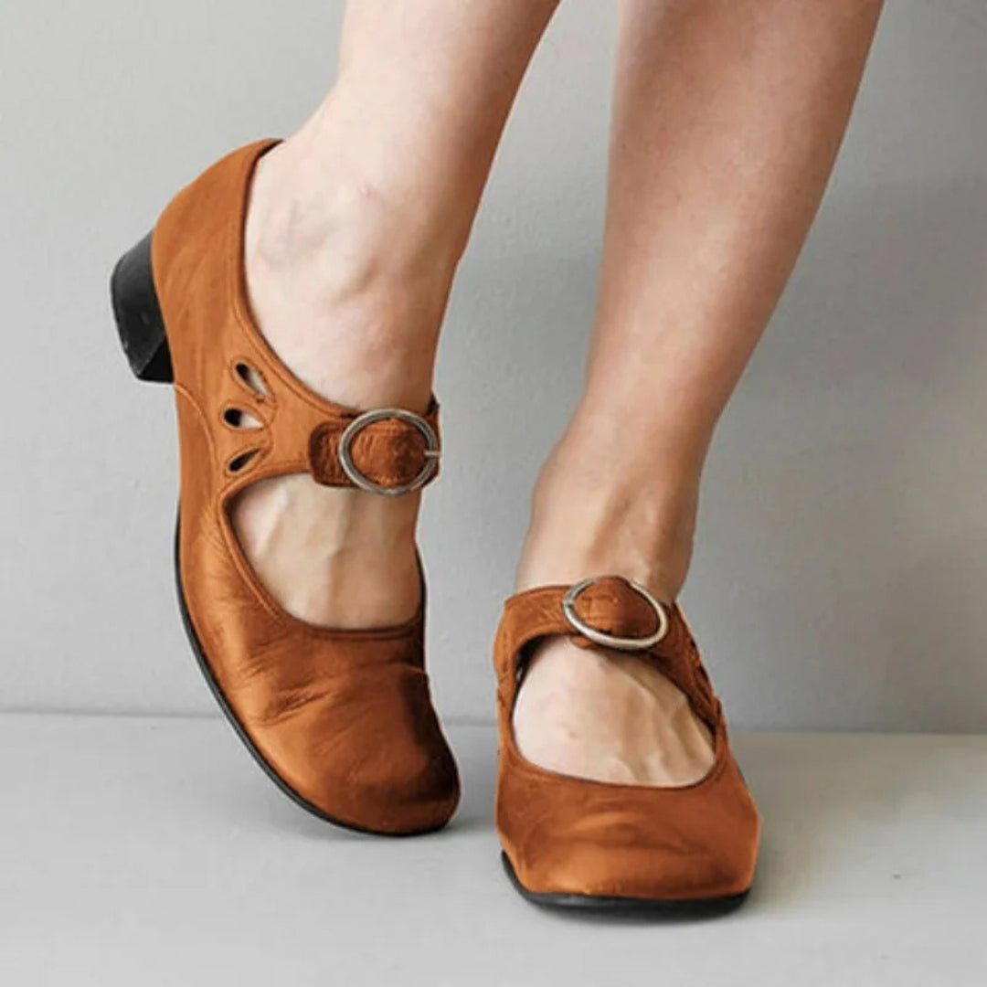 Chaussures femme cognac à bride ajustable, portées de côté