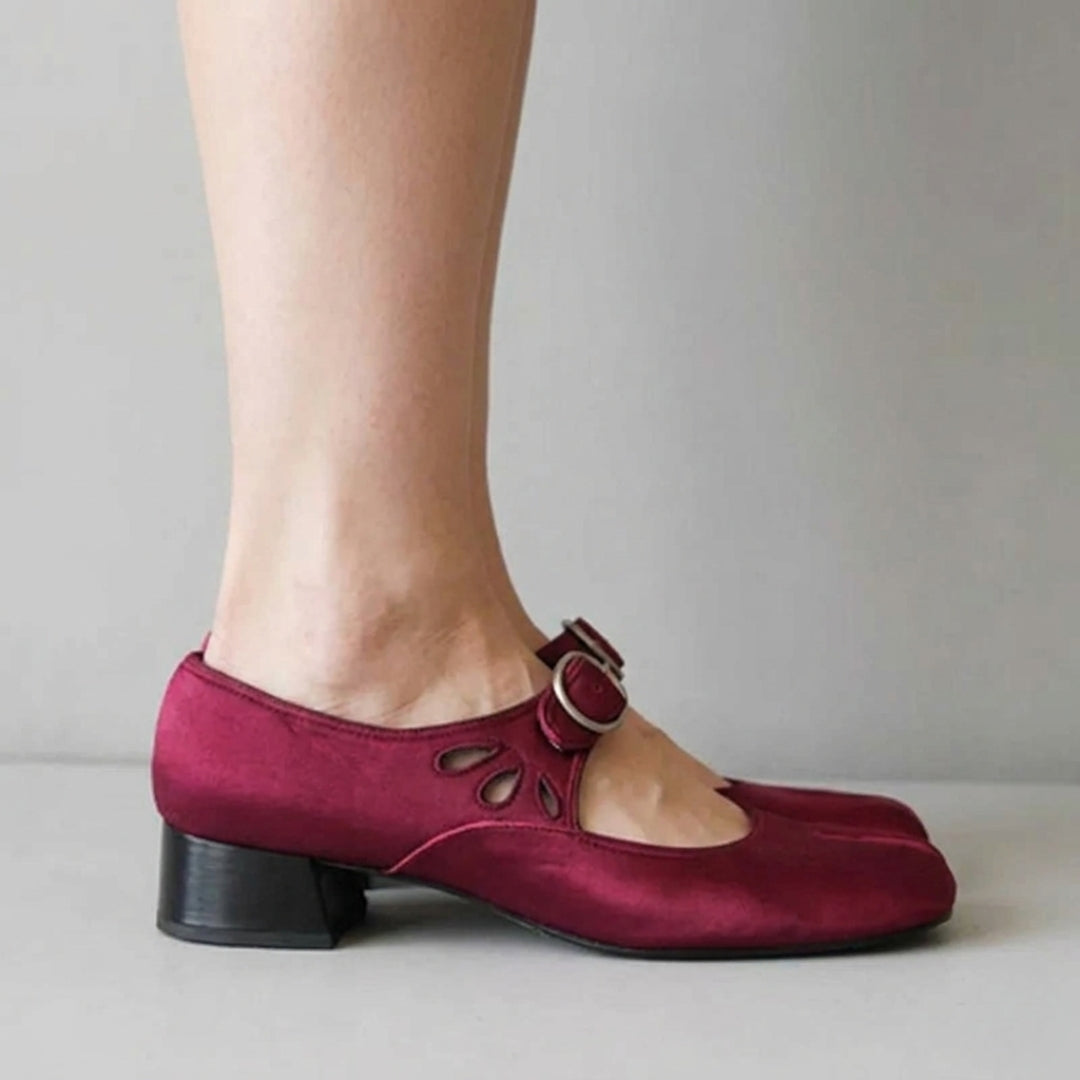 Chaussures femme marron talon bas, vue de face avec bride ajustable