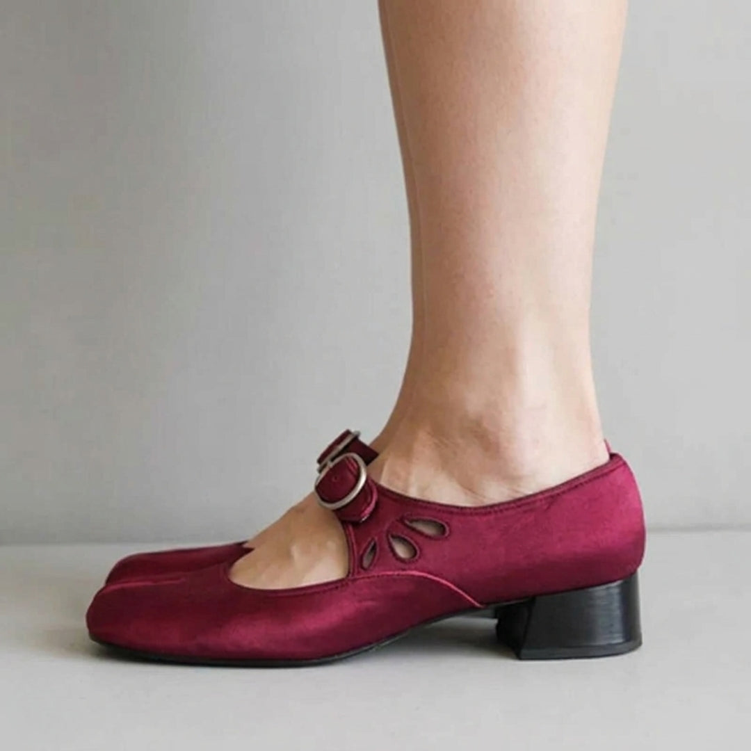 Chaussures femme marron bout arrondi, portées de face
