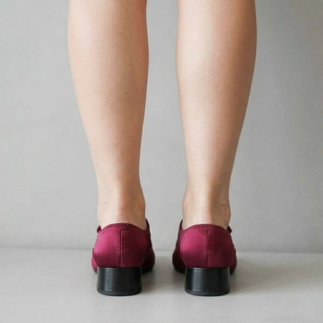 Chaussures femme marron talon bas, vue arrière portées