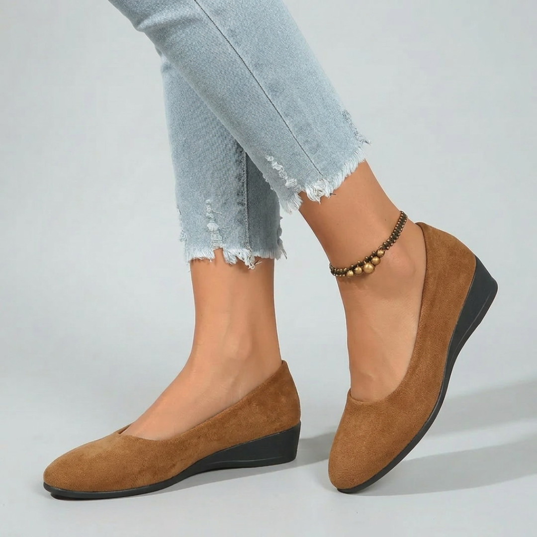 Chaussures compensées femme en daim camel, vue de côté portées avec jean