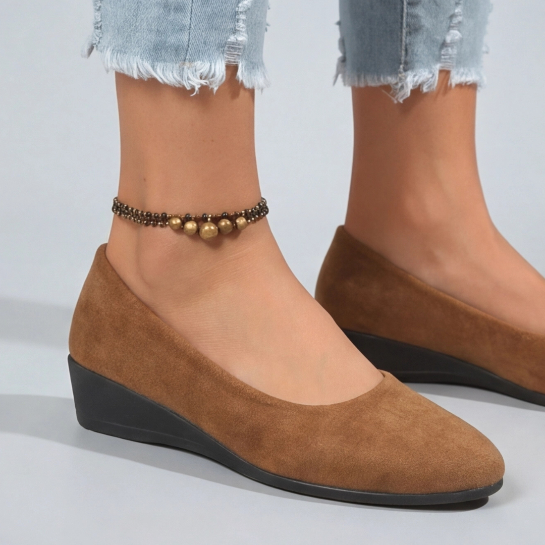 Chaussures compensées bout rond camel, vue de face portées avec jean
