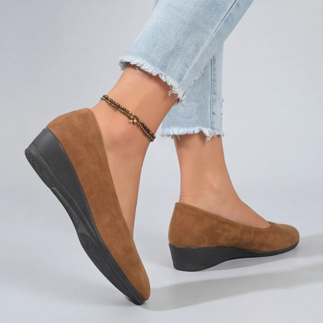 Chaussures compensées bout rond camel, vue de face portées avec jean