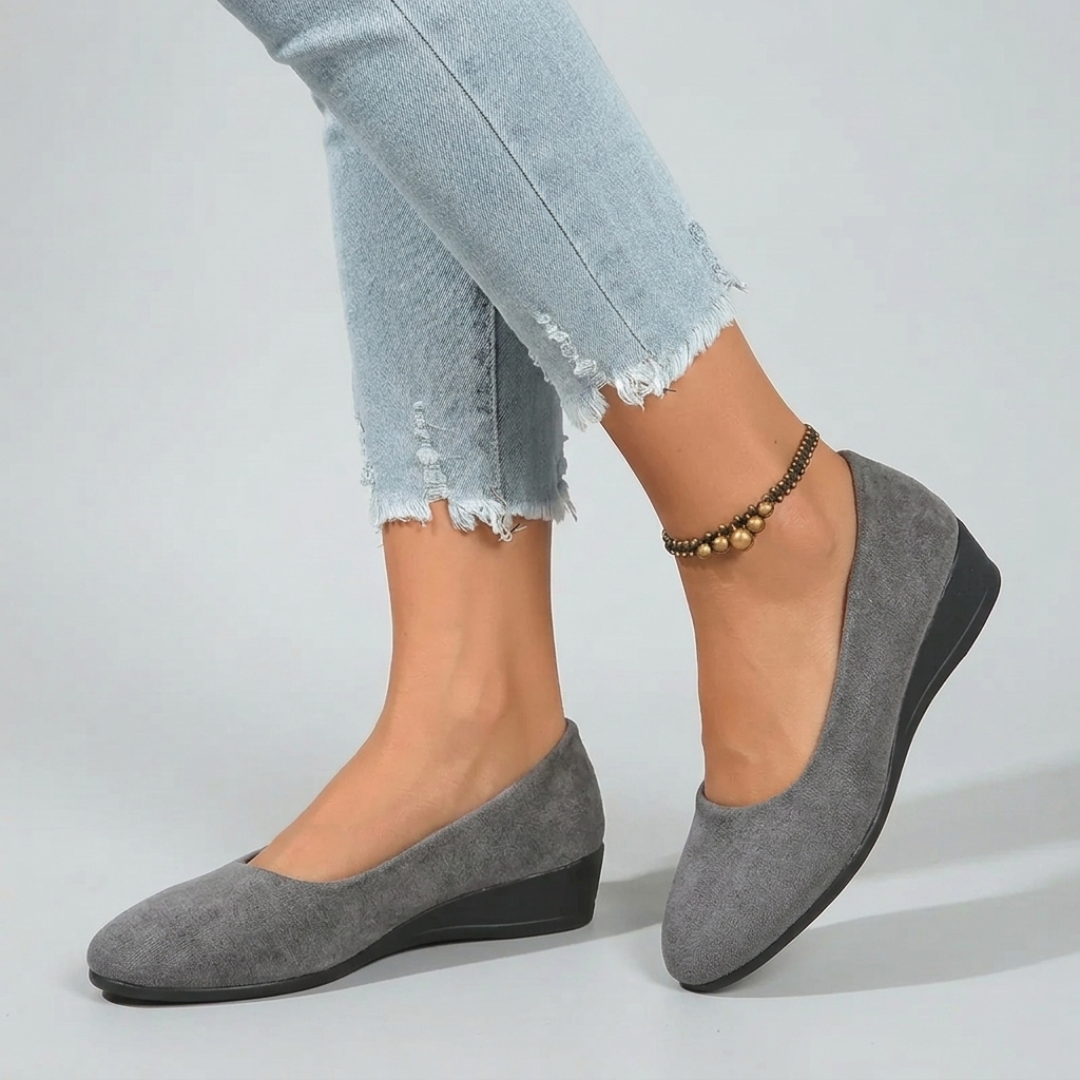 Chaussures compensées femme en daim gris, vue de côté