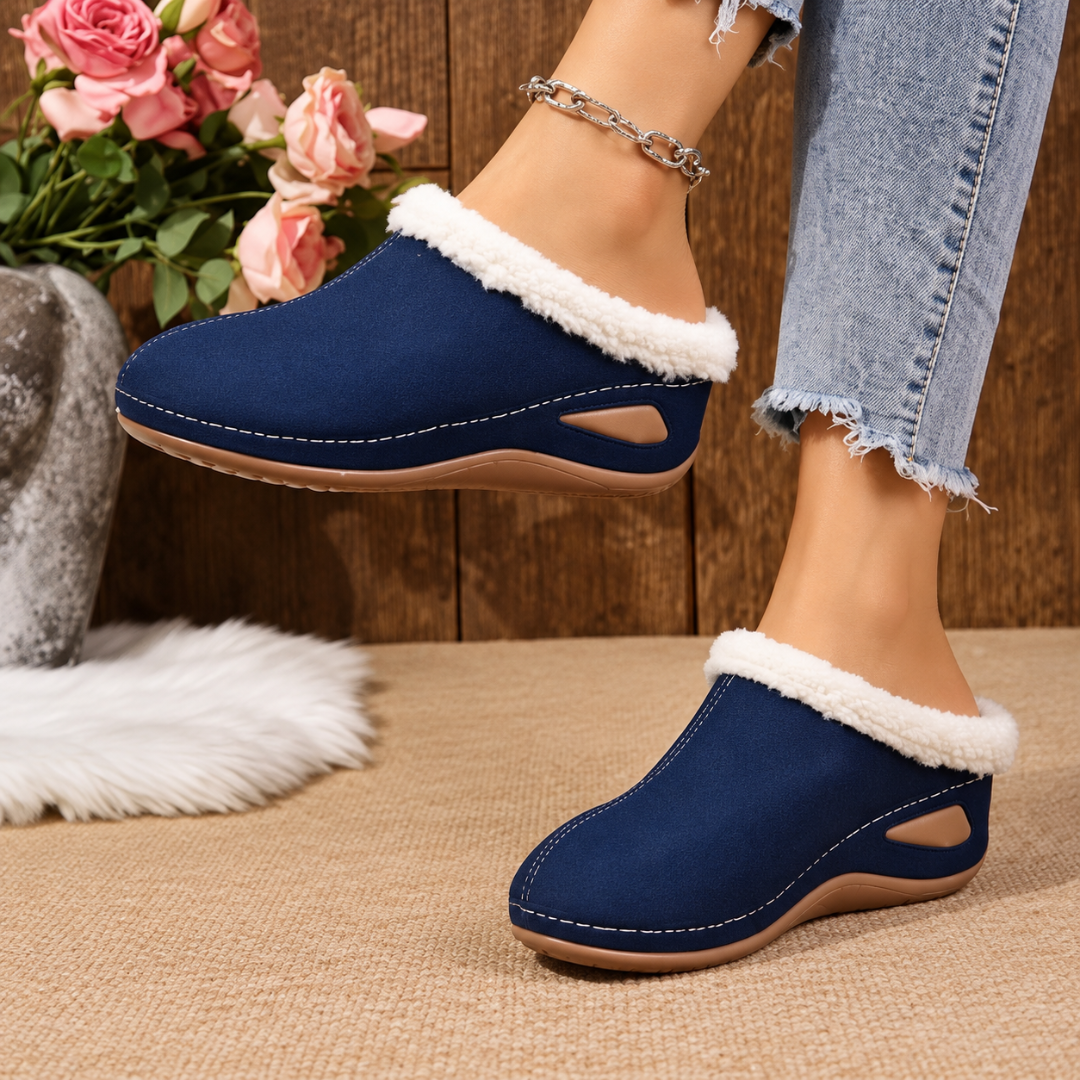 Chaussures femme bleu marine avec bordure effet fourrure blanche et découpe latérale