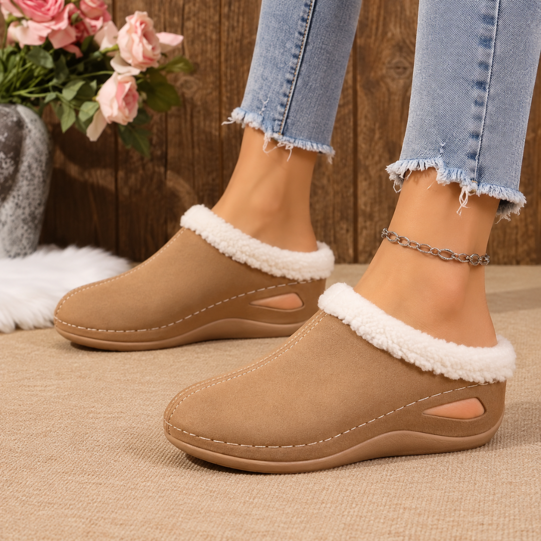 Chaussures femme marron portées, bordure effet fourrure blanche et semelle compensée