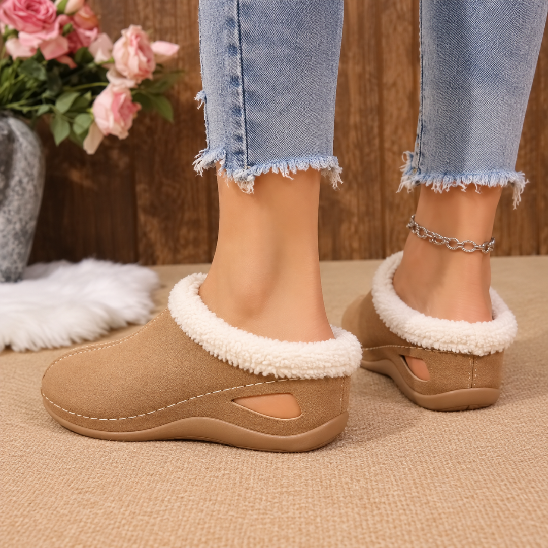 Gros plan sur chaussures femme marron, large bordure effet fourrure et semelle compensée