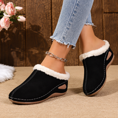Chaussures femme noires portées, bordure effet fourrure claire et surpiqûres blanches