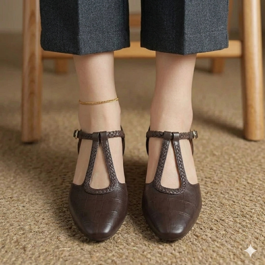 Chaussures plates bride en T cuir texturé marron portées avec une jupe midi, vue de côté