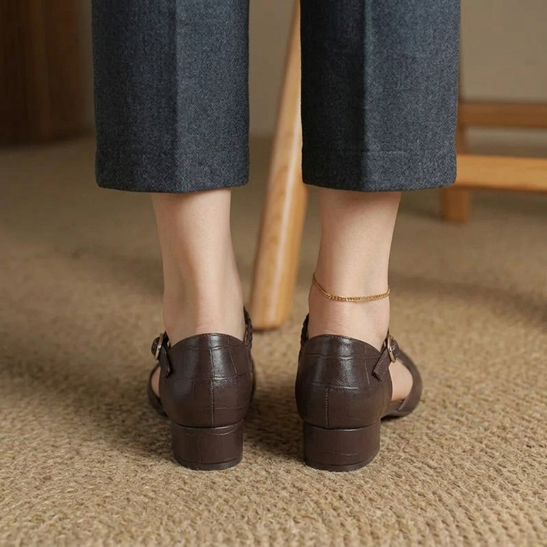 Vue arrière des chaussures plates marron bride en T, détail de la boucle et de la couture