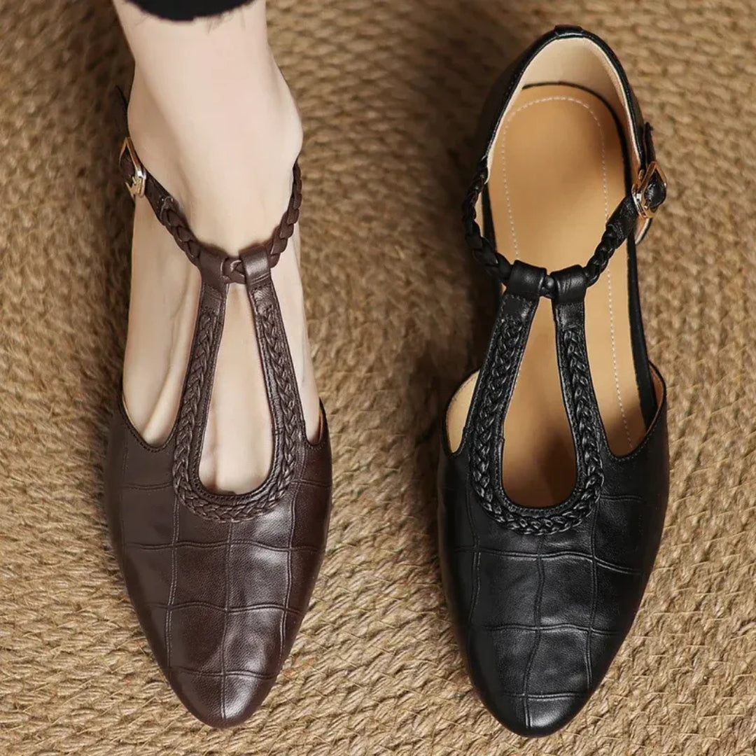 Chaussures plates bride en T noire et marron côte à côte, détail de la bride tressée