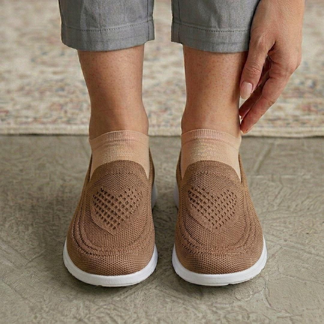 Femme portant une chaussure slip-on camel en tricot extensible