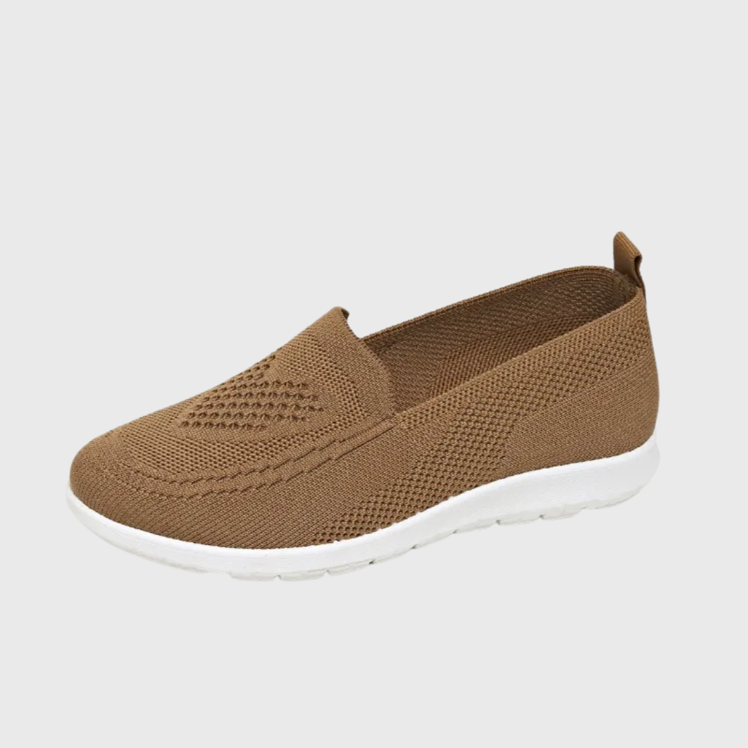 Une chaussure slip-on camel en tricot extensible