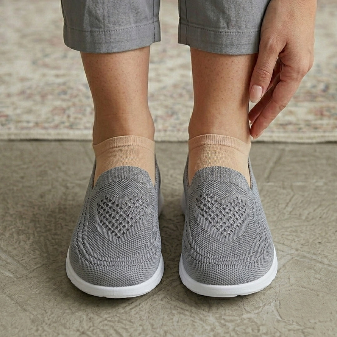 Chaussure slip-on femme gris clair en tissu tricoté, vue latérale