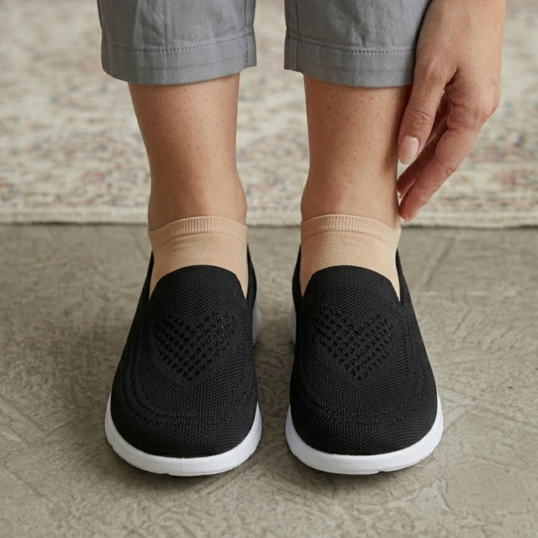 Chaussure slip-on femme noire en tissu tricoté, vue latérale