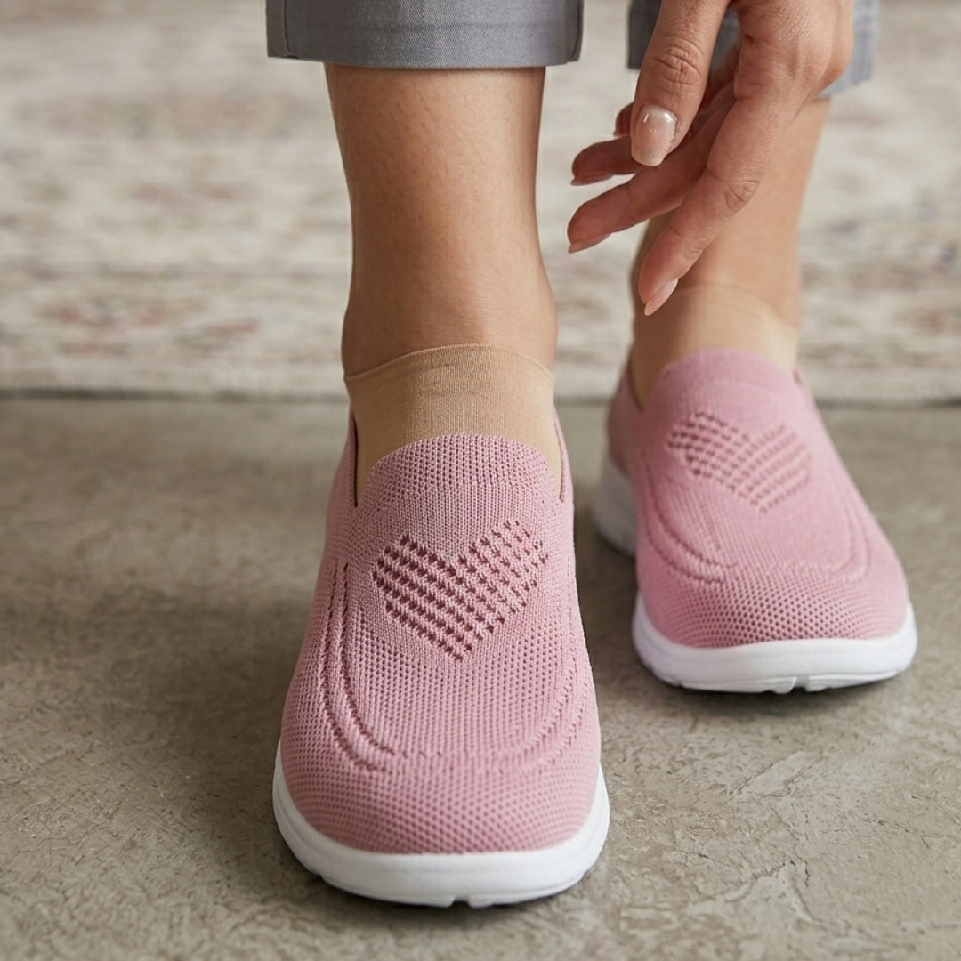 Chaussure slip-on femme en tricot rose portée sur le pied, vue de côté