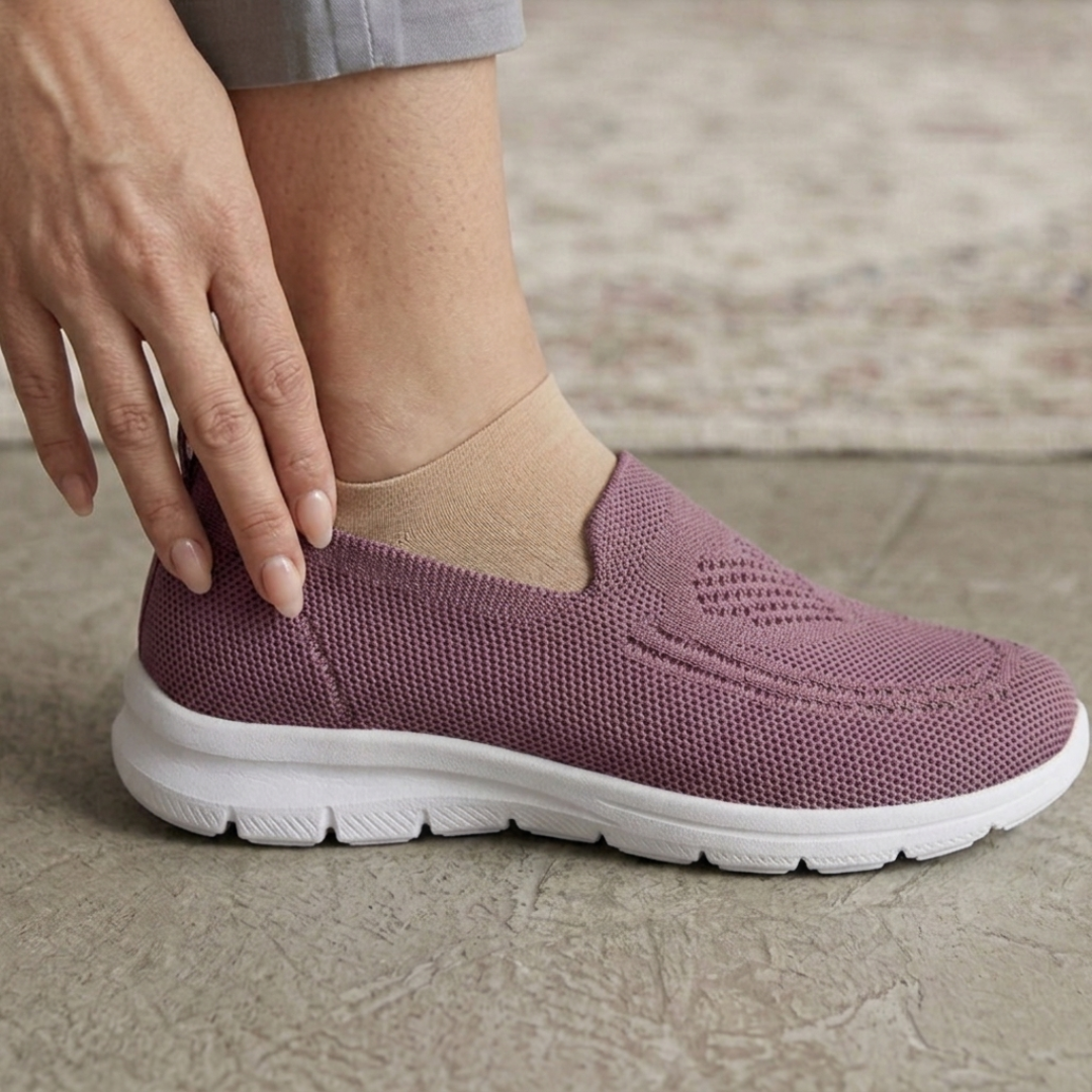 Chaussure slip-on rose en maille souple, vue latérale avec semelle blanche