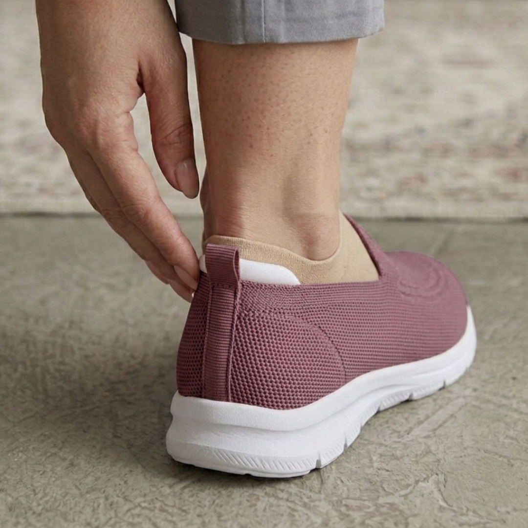 Chaussure slip-on rose vue arrière avec languette et talon souple