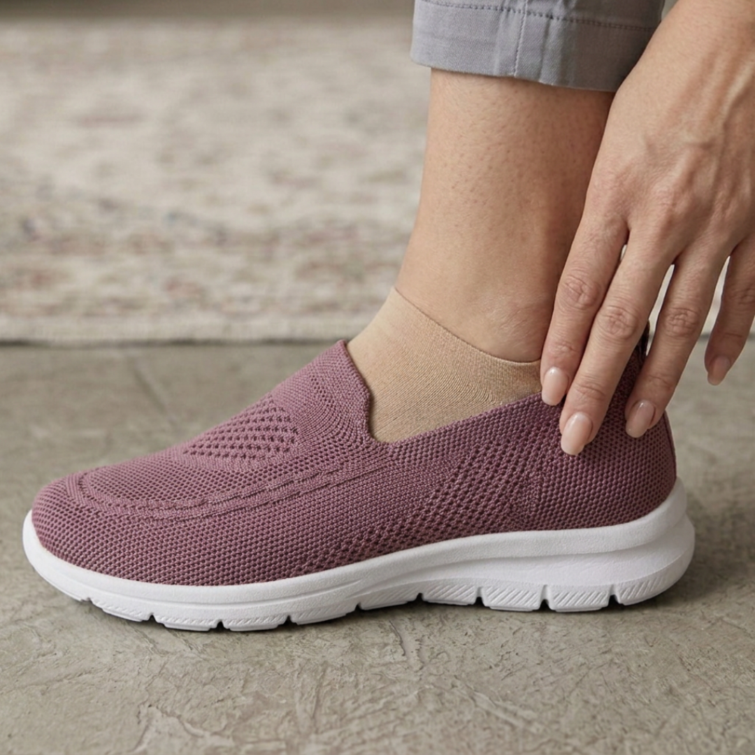 Chaussure slip-on rose en maille légère au pied, vue de côté