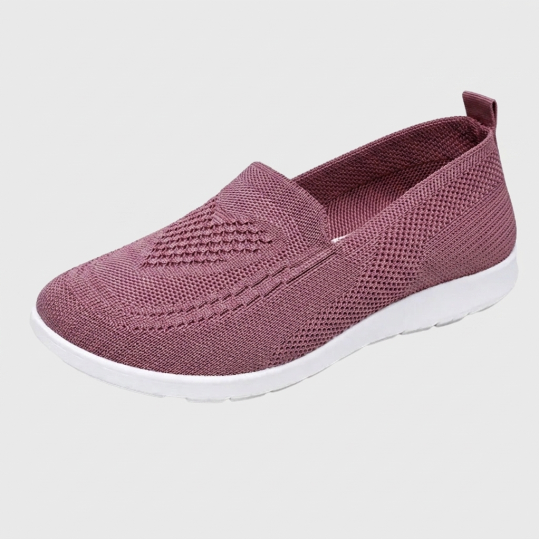 Chaussure slip-on rose en maille ajourée, vue latérale avec semelle blanche