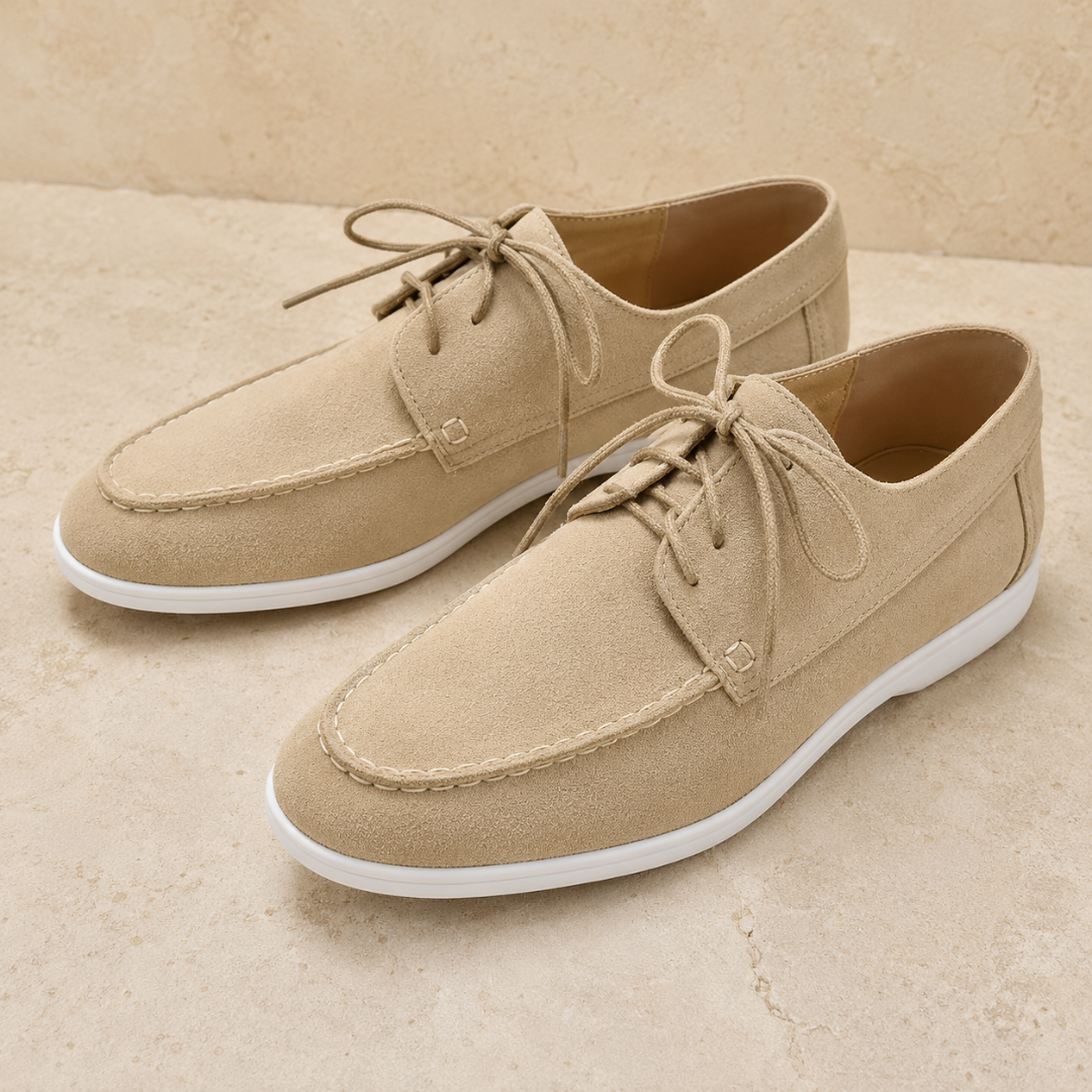 Paire de chaussures homme beige à lacets, surpiqûres apparentes et semelle blanche