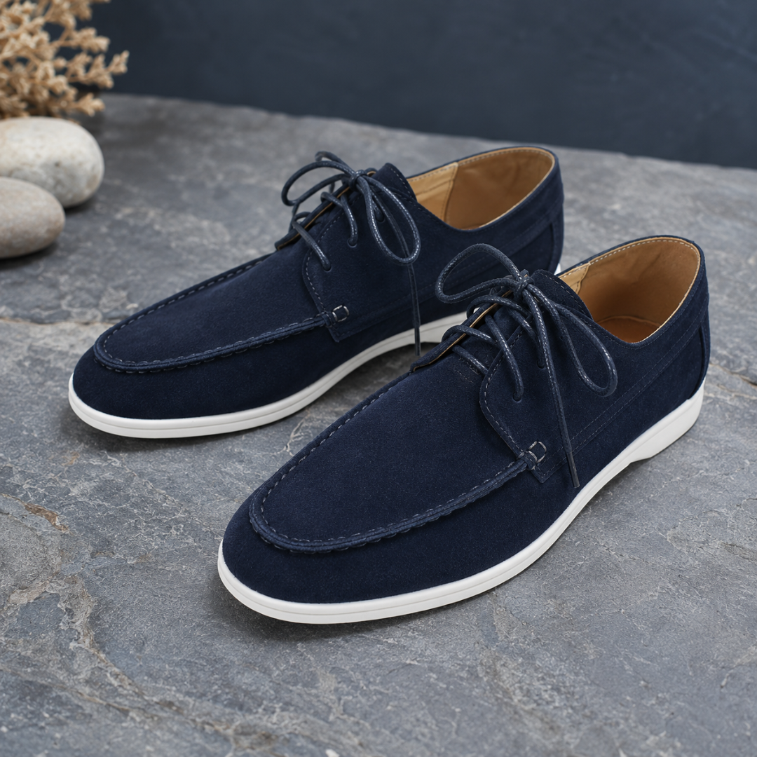 Paire de chaussures homme bleu marine à lacets, surpiqûres apparentes et semelle blanche