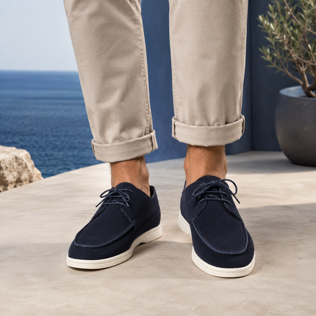 Chaussures homme bleu marine portées avec chino beige au bord de mer
