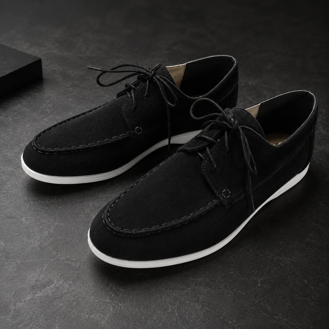 Paire de chaussures homme noir à lacets, surpiqûres claires et semelle blanche