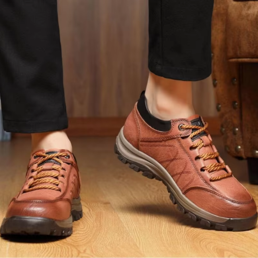 Paire de chaussures homme marron avec lacets tressés clairs et col noir contrasté