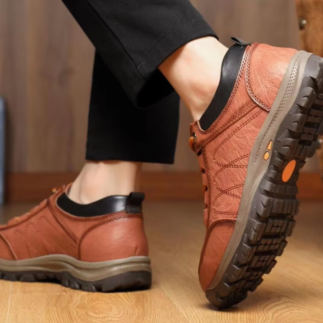 Chaussure homme marron de profil montrant la semelle crantée et le détail orange