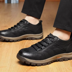 Chaussures homme noires vues de face, lacets tressés et semelle crantée épaisse