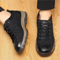 Chaussures homme noires avec surpiqûres décoratives sur l'empeigne et bout renforcé